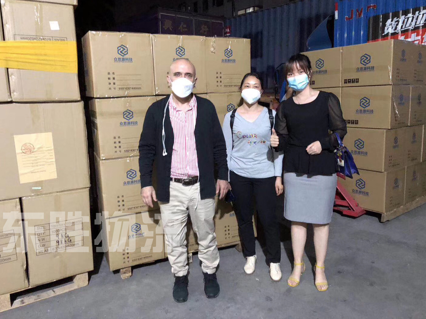 防护物资：口罩出口香港，客户留影纪念